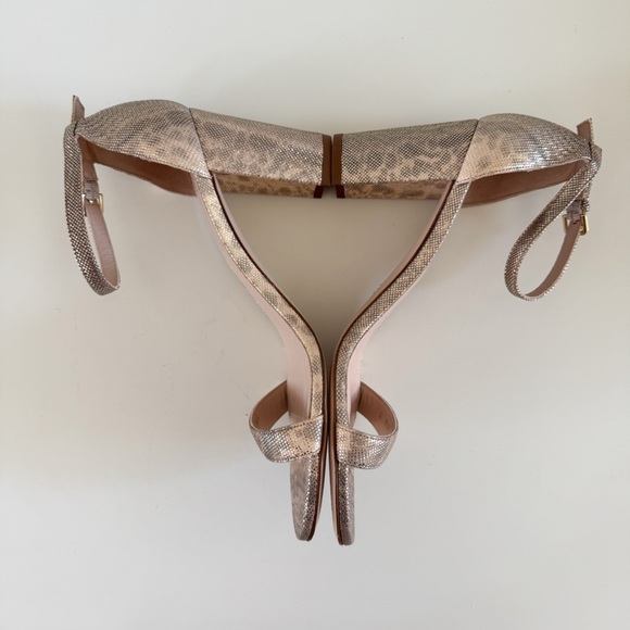 STUART WEITZMAN • Nearlynude Textured-Lamé Sandals In Oro - Picture 9 of 15